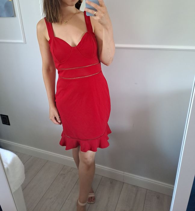 Czerwona sukienka z falbanka na ramiączkach 38