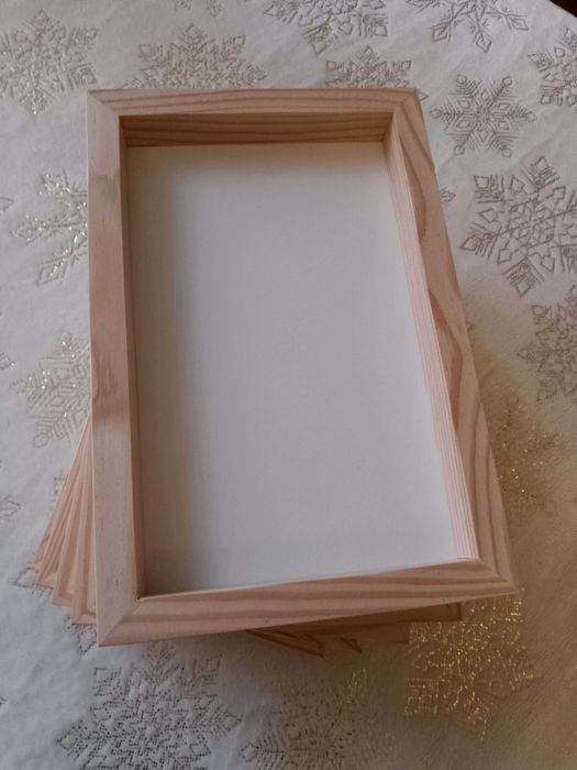 Ramka drewniana niemalowana z białym tłem 20 x 30 x 3 cm do makramy.