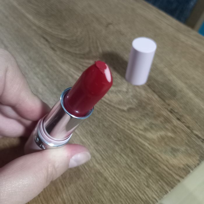 Avon Hydramatic matowa szminka z kwasem hialuronowym Hydra Siren Red
