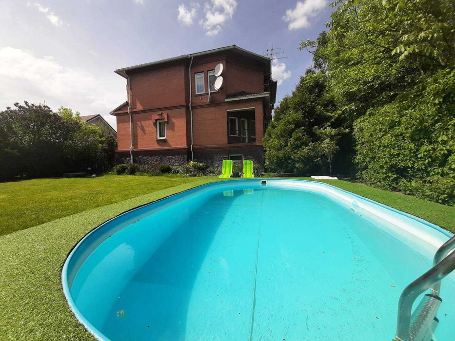 Киев. Дома 300 кв. Сауна. Джакузи. До 15 человек.