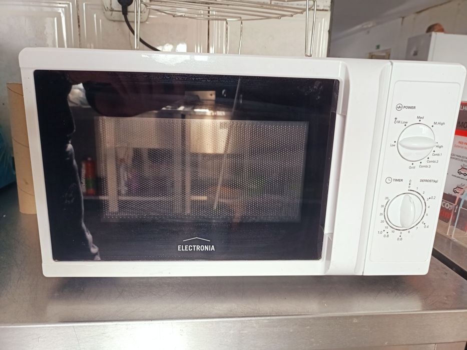 Micro-ondas 20L  em bom estado de conservação