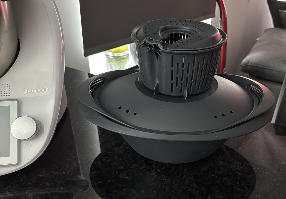 Bimby TM6 Vorwerk - Robô de Cozinha

Estou a vender a minha Bimby TM6