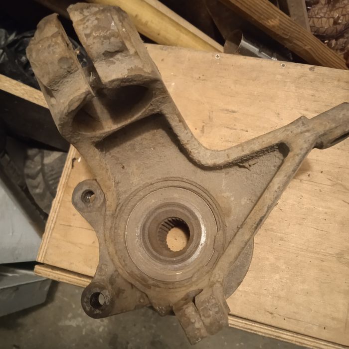 Кулак правий рульовий Пежо 309