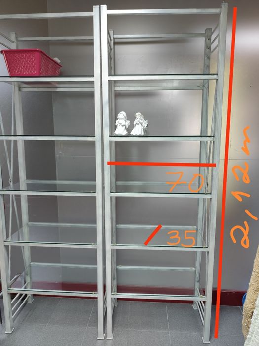 Dois módulos de prateleiras, estrutura em ferro e prateleiras em vidro