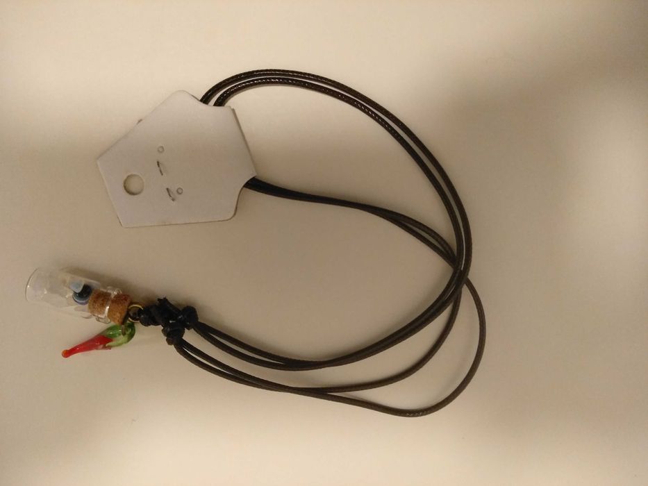 colar garrafinha com pedras