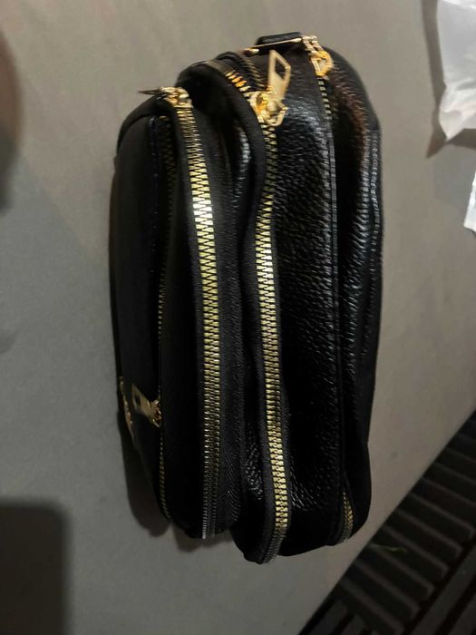 Bolsa de mulher preta fecho dourado