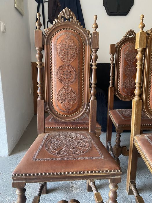 8 cadeiras de madeira