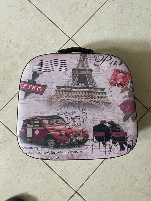 Mala de mão vintage com caixa.