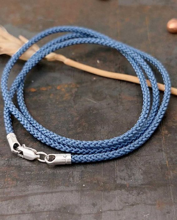 Шовковий шнурок із срібною застібкою