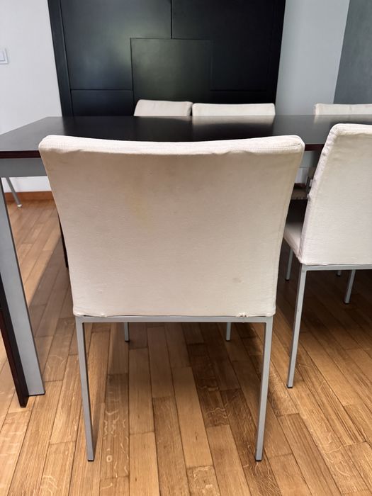 Mesa de sala com cadeiras