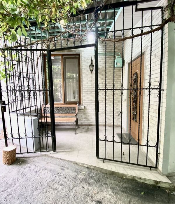 Здається чудова 4 кімнатна квартира в центрі міста.