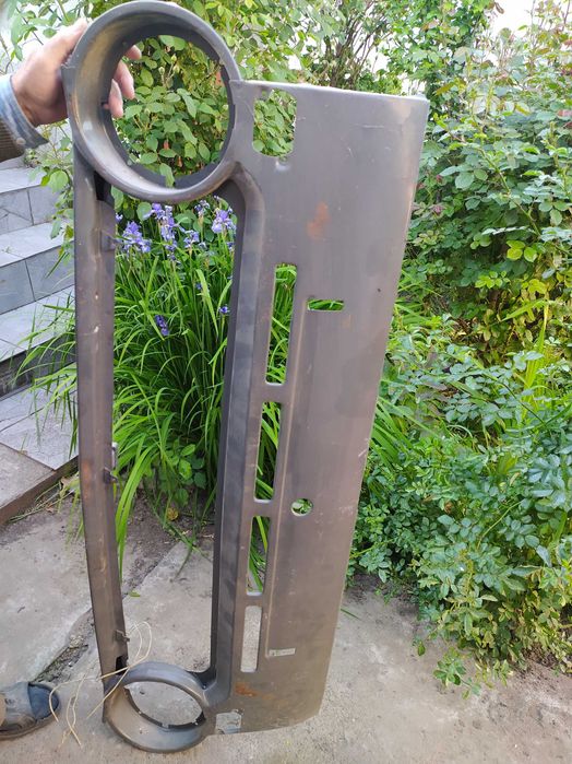 Передня частина першої моделі автомобіля "Жигуль"