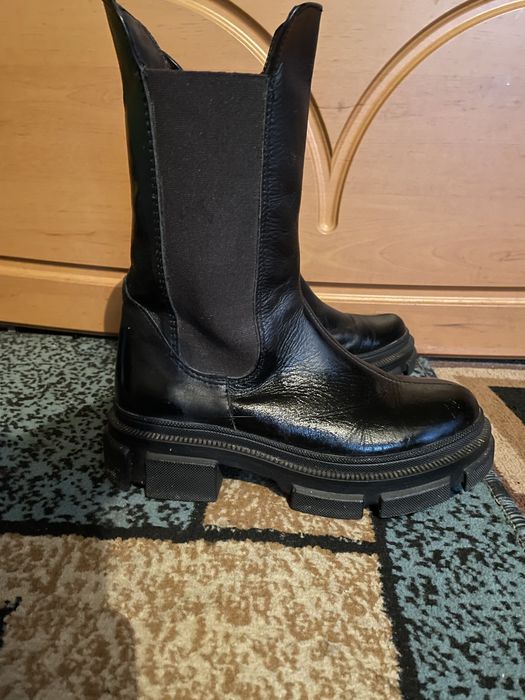 Взуття жіноче вигарному стані