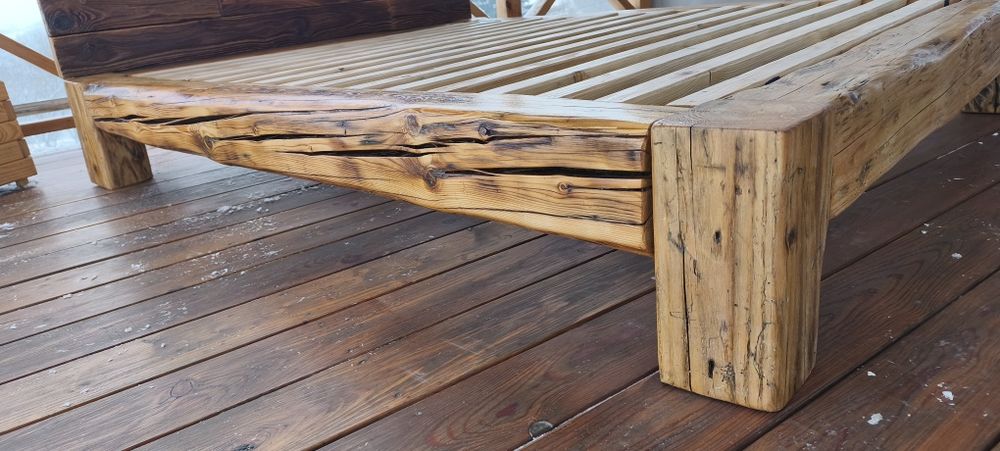 Łóżko ze starych bali drewnianych 160x200
