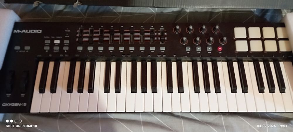 MIDI Клавіатура синтезатор