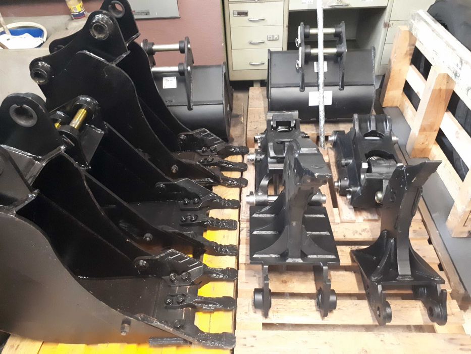 Peças para máquinas e veículos JCB, baldes, rippers, engates rápidos, garfos, etc.