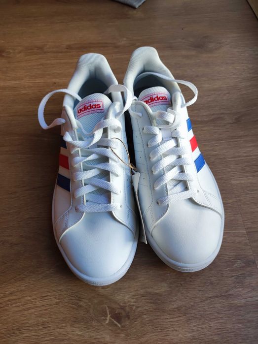 Ténis brancos Adidas