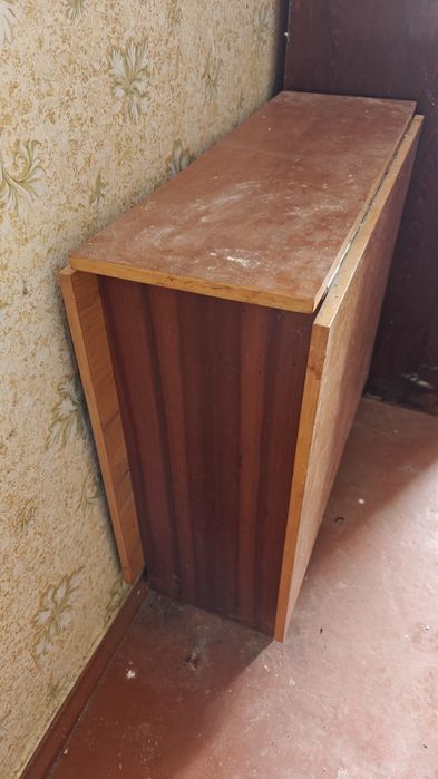 Віддам безкоштовно стіл-книжка