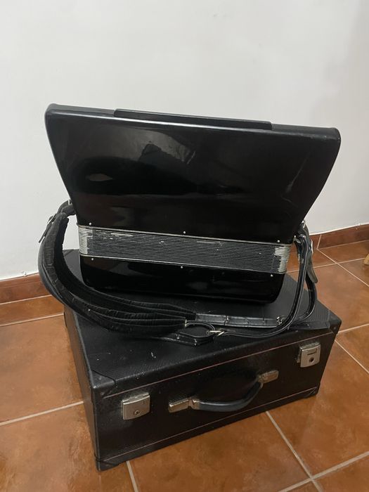 Vendo ou troco Acodeões Hohner Verdi II N e Scandalli
