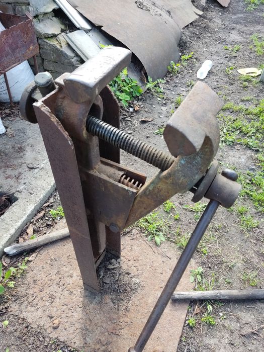 Продам тиски рабочие большие