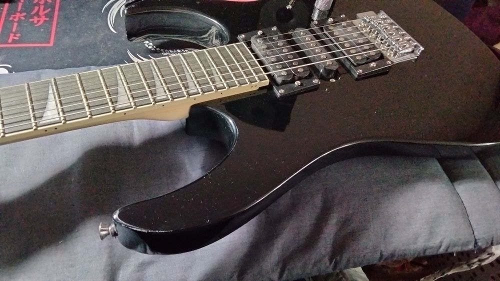 Электрогитара формы суперстрат