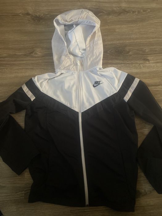 Nike вітровка з капюшоном чорно-біла