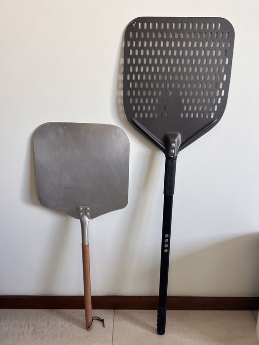 Pedra de forno de pizza e duas pás