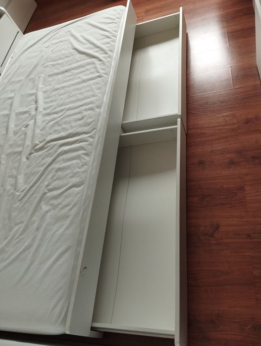 Cama dupla com gaveta e arrumação IKEA