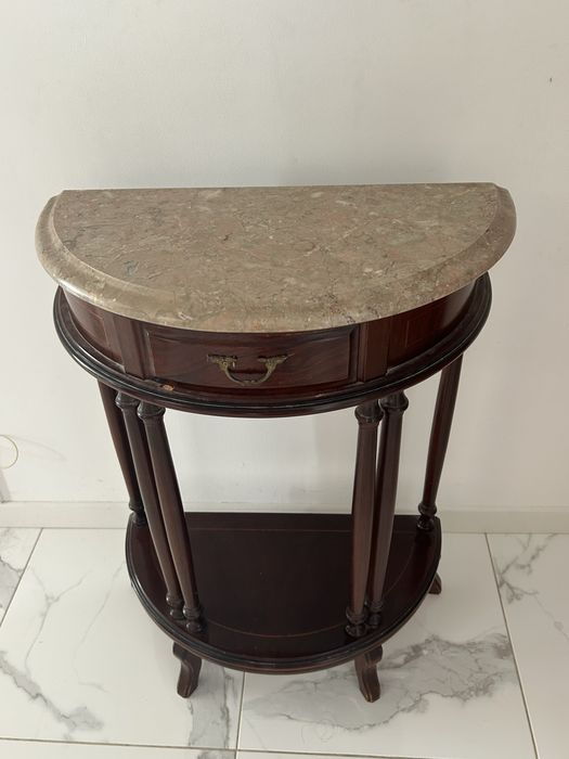 mesa de apoio em madeira e com tampo em granito