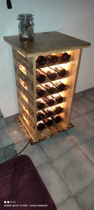 Garrafeira Artesanal Única em Pinho – Iluminada, Detalhes Caixas de Vinho