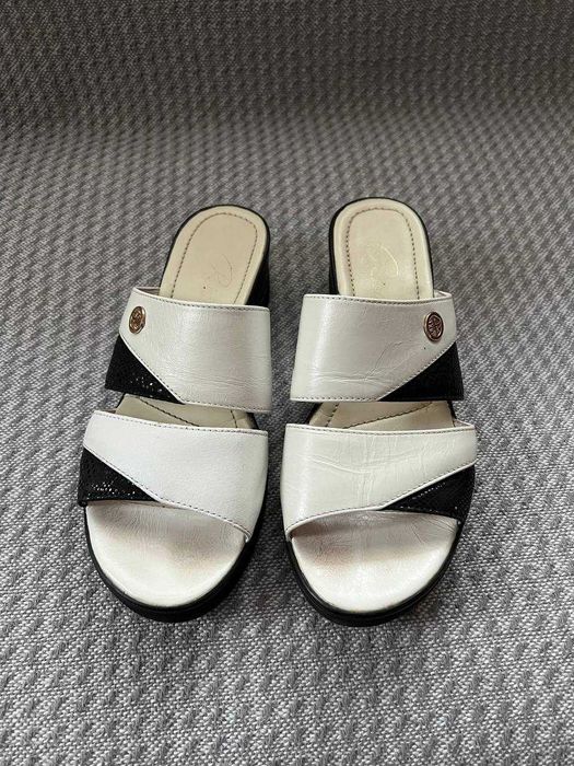 Літні тапочки шкіра