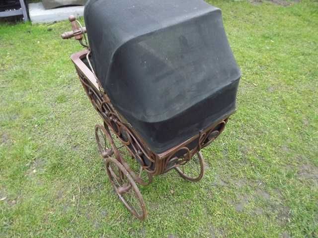 Stary wózek do lalek -Antyk