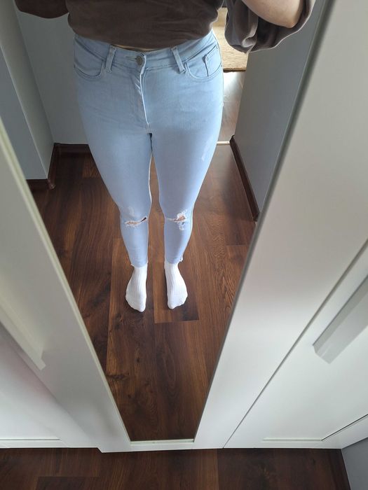 Jeansy z rozdarniami