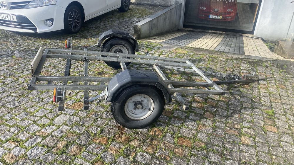 Atrelado para duas motos