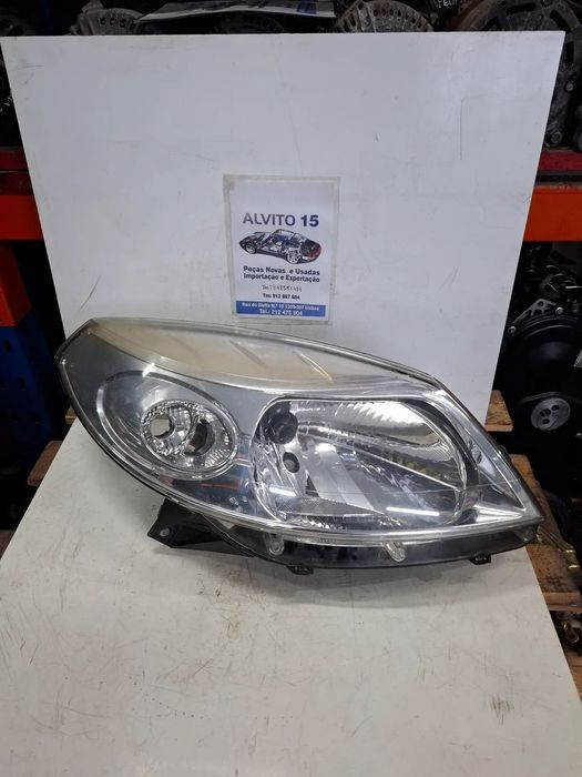Farol direito Dacia Sandero 2012