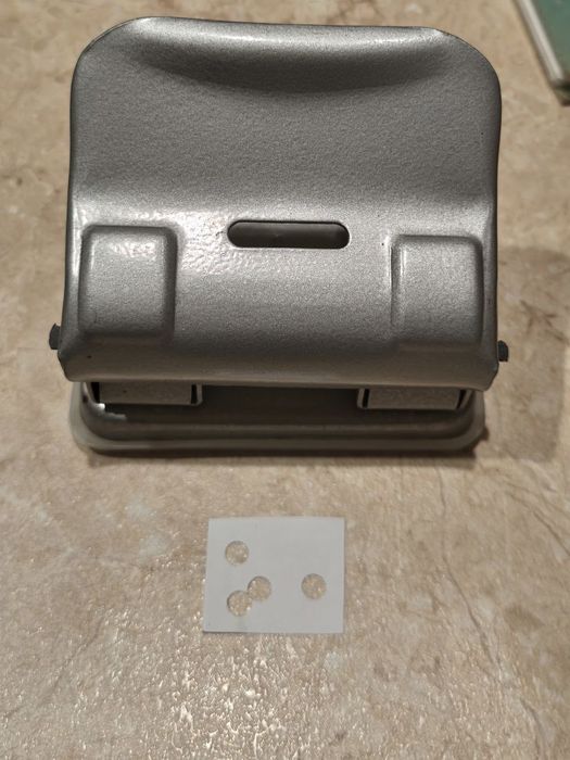 Безкоштовно віддам старий дирокол діркопробивач