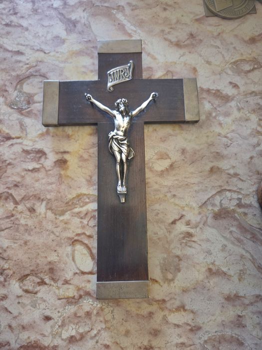 Crucifixo em prata e pau santo