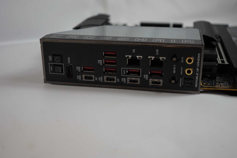 Материнська плата ASUS ROG X870E Crosshair Hero