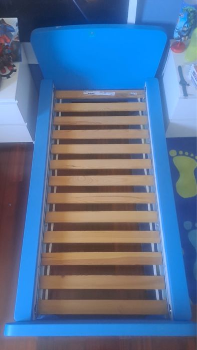 cama de criança azul