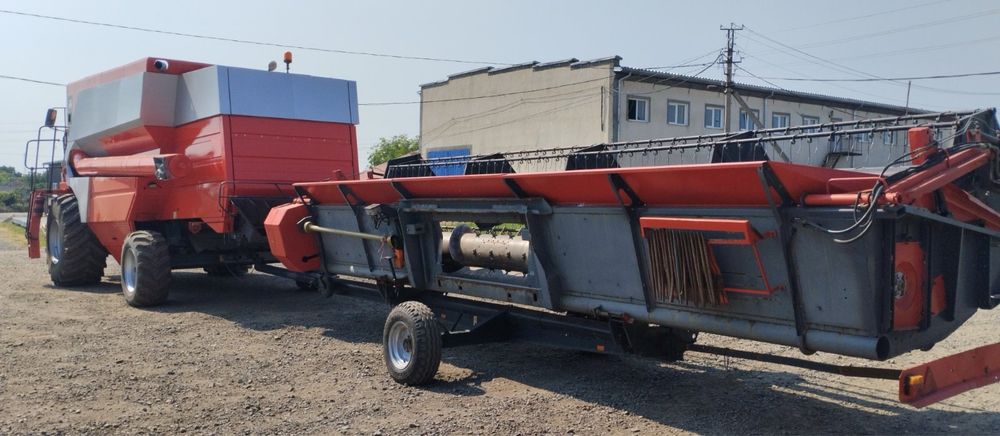 комбайн разом з зерновою жаткою