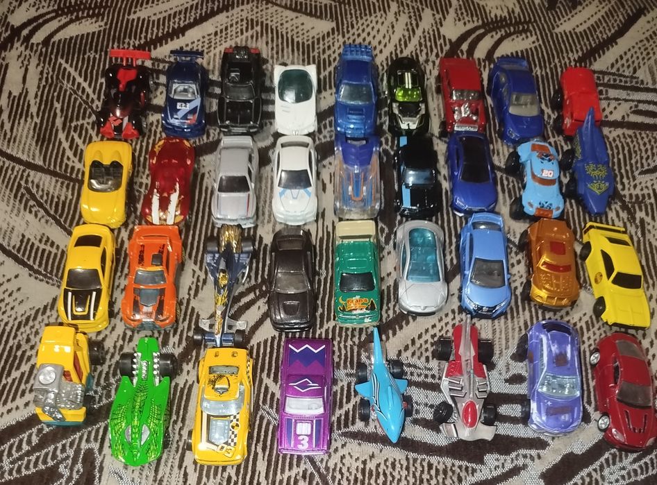 Продам колекційні машинки Hot Wheels є рідкісні моделі, ціна торг