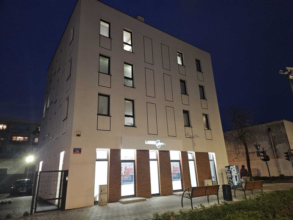 Bezpośrednio rogowy lokal usługowy 105 m2, witryny, C.O, parter, GÓRNA