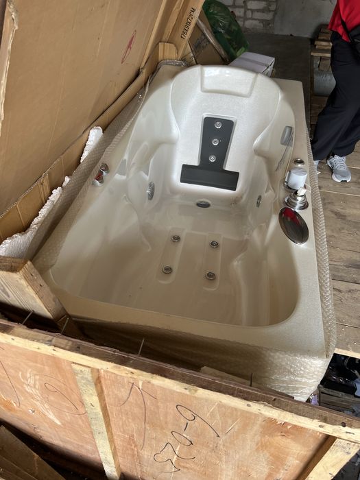 Ванна джакузи прямокутна с гидромассажем