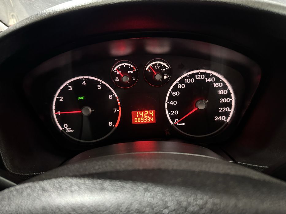 Ford Focus 1.6 Duratec Titanium 2011 рік Official