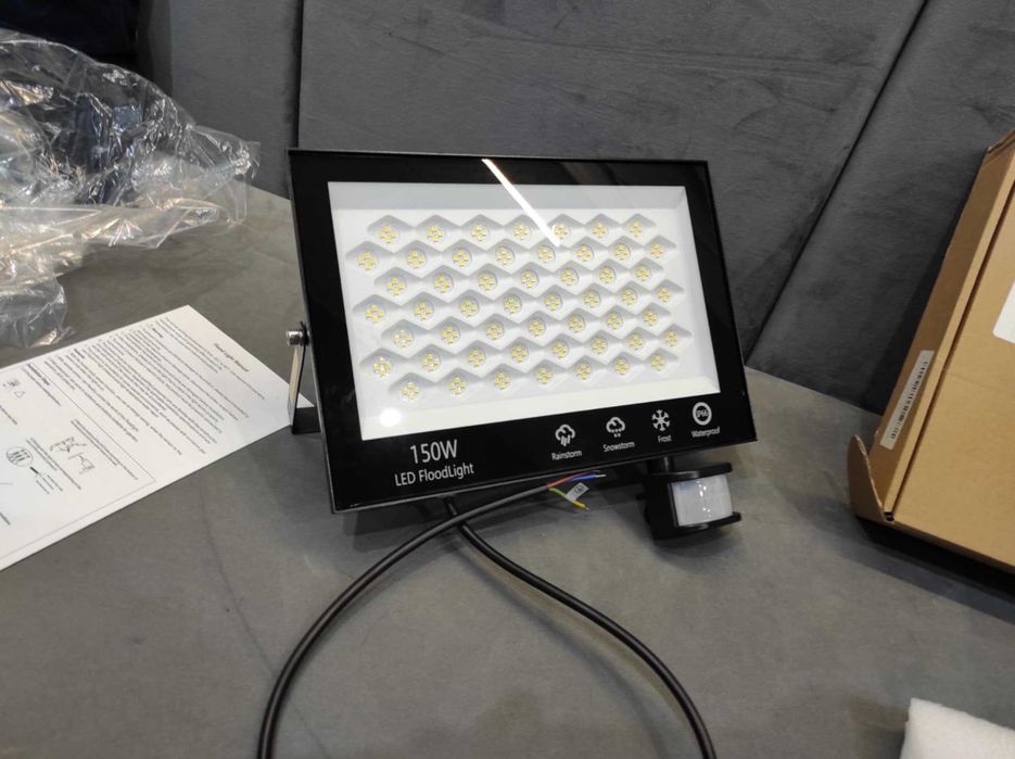Ogromna lampa LED 150 W z czujnikiem ruchu i pilotem.