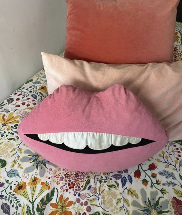 Almofada Ikea formato de lábio