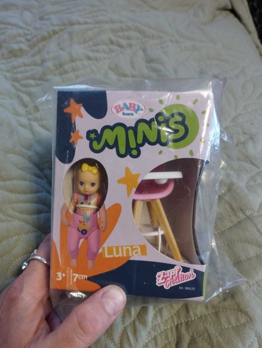 Zestaw z krzesełkiem do karmienia i lalką Baby Born Minis