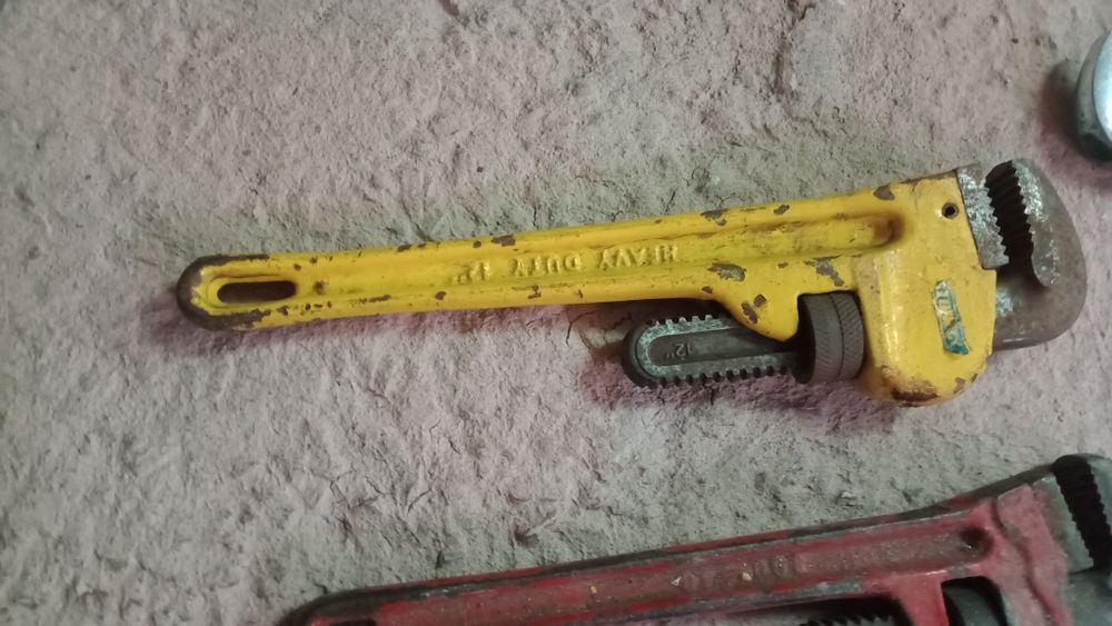 Lote de chaves de canalização e pá desdobrável