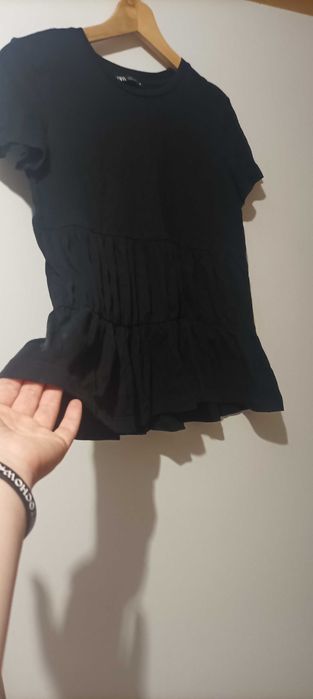ZARA/ Bluzeczka czarna z falbanami ,rozm.S