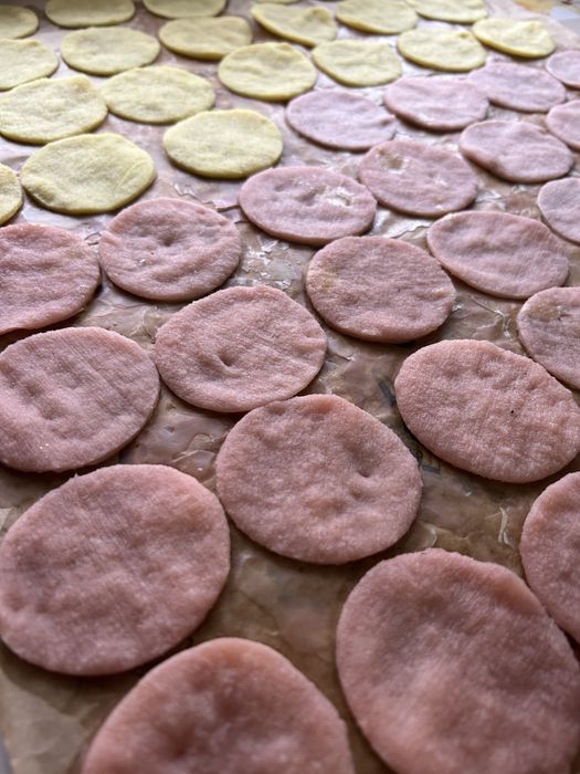 Терміново потрібен парафін або віск для виготовлення розпалювачів.